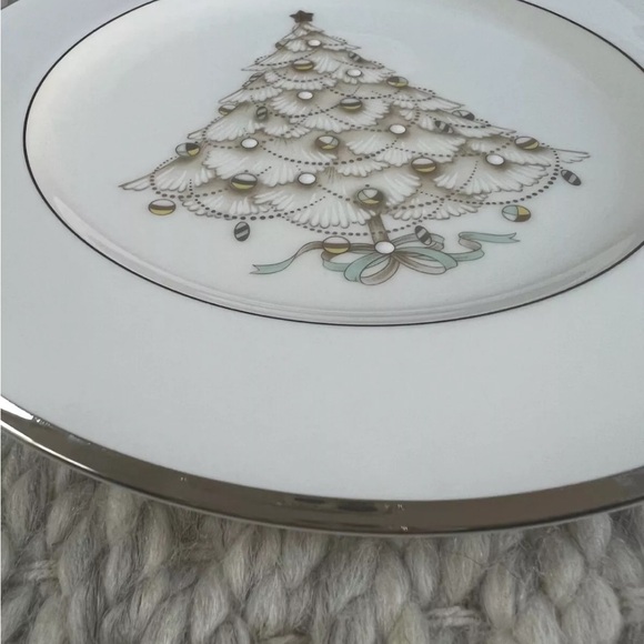 $71 Noritake Bone China Palace Christmas Platinum 4781 Accent salad plate - Picture 5 of 8